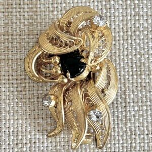 VINTAGE FRILLY FILIGREE BLACK ONYX BROOCH